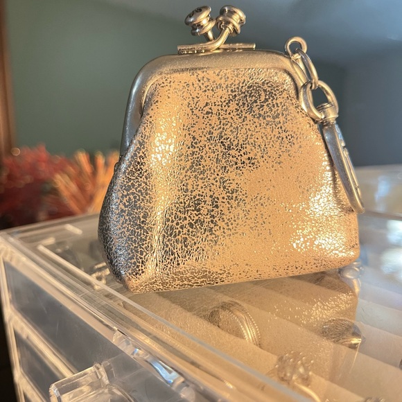 So Cute! Silver, Metallic Leather, Kiss-Lock HOBO Run Frame Coin Purse with Clip - Picture 7 of 7